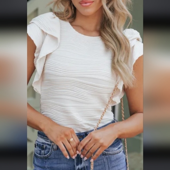 Tops - White Wavy Textured Ruffle Sleeve Top!